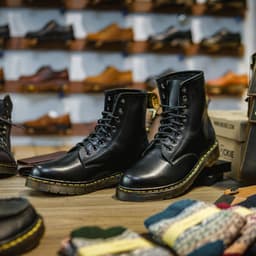 Giày DR Boots 1460 chỉ vàng - Đen