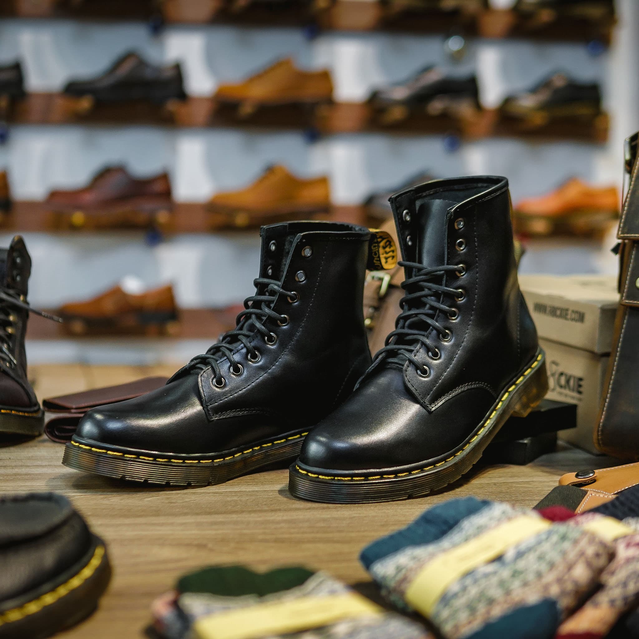 Giày DR Boots 1460 chỉ vàng - Đen