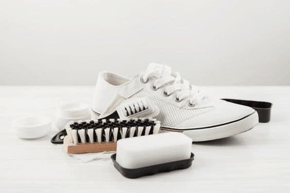 4 mẹo giúp bạn giặt giày trắng sạch như mới tại nhà