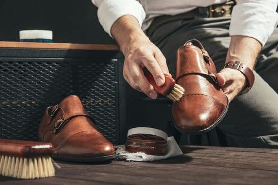 Cách vệ sinh giày tây bên trong luôn sạch sẽ và thơm tho