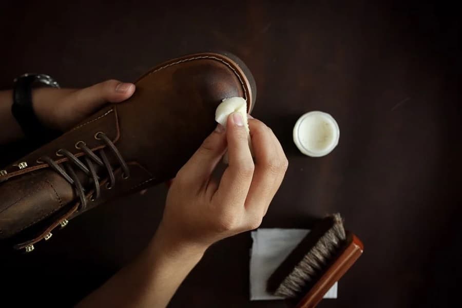 Bí quyết vệ sinh giày da sáp chuyên nghiệp tại nhà