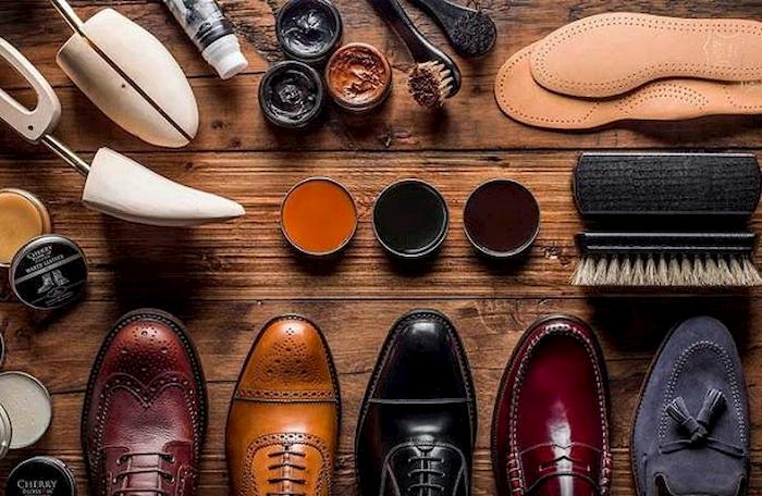 Dụng cụ xi giày chuyên dụng sẽ giúp đôi giày đẹp và mới hơn