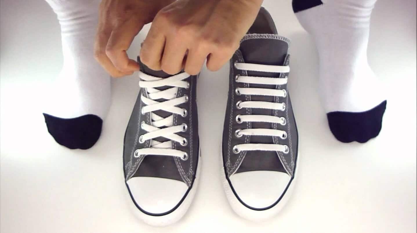 cách giấu dây giày bằng cách buộc xếp chồng lên nhau