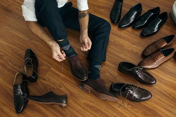Buộc chặt dây giày giúp anh em khắc phục giày rộng nhanh chóng