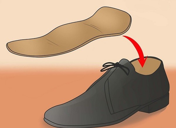 mang thêm lót giày là cách chữa giày rộng hiệu quả