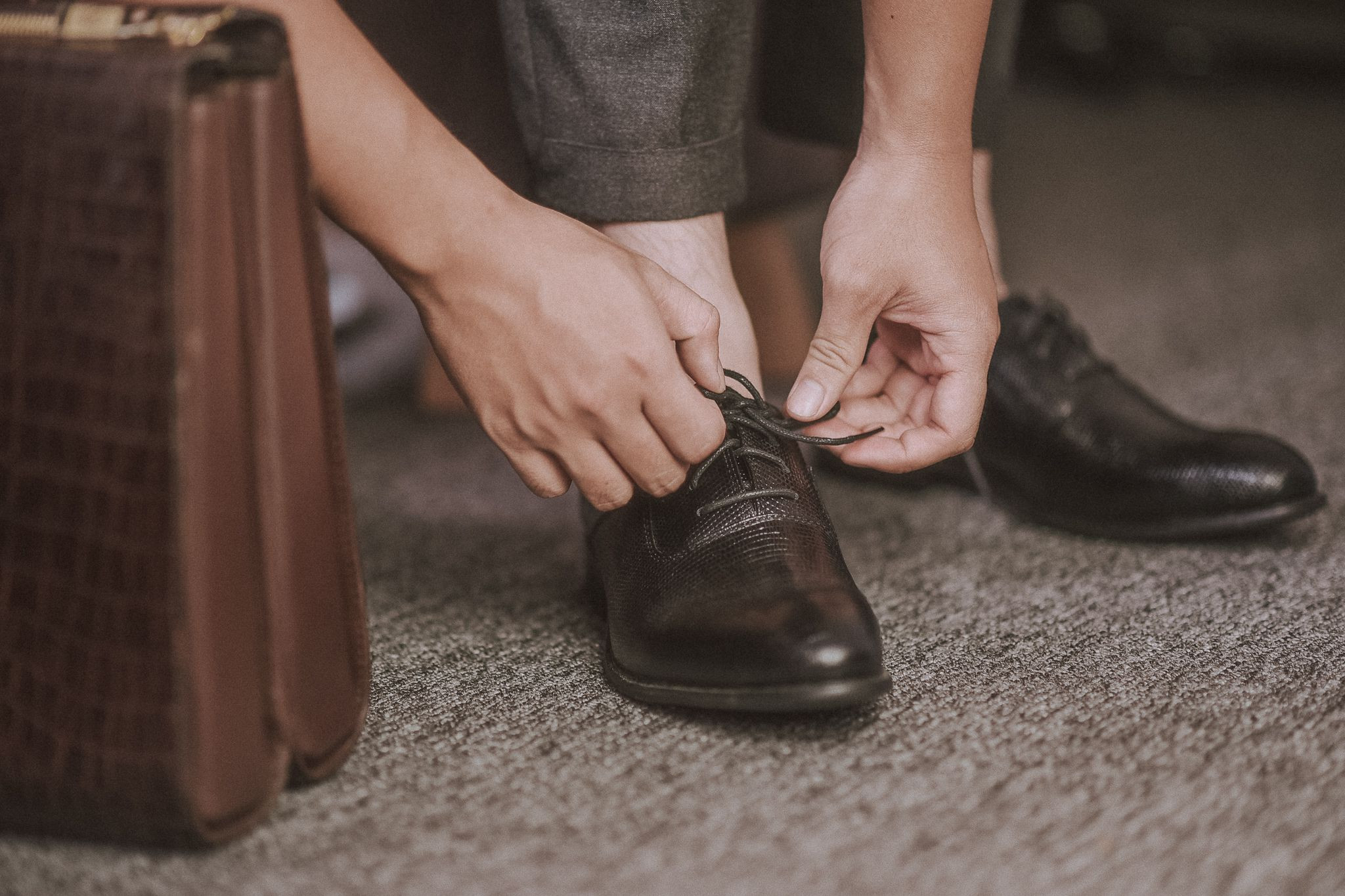 Biết cách buộc dây giày sẽ giúp đôi giày gọn gàng, đẹp mắt hơn