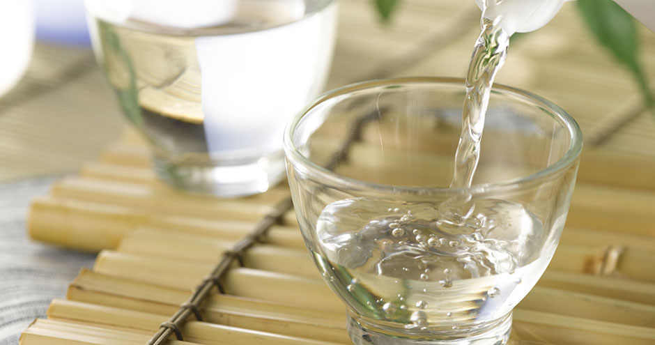 Dấm ăn có công dụng làm mềm da giày nhanh chóng