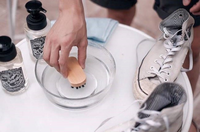 giặt giày bằng cồn và rượu