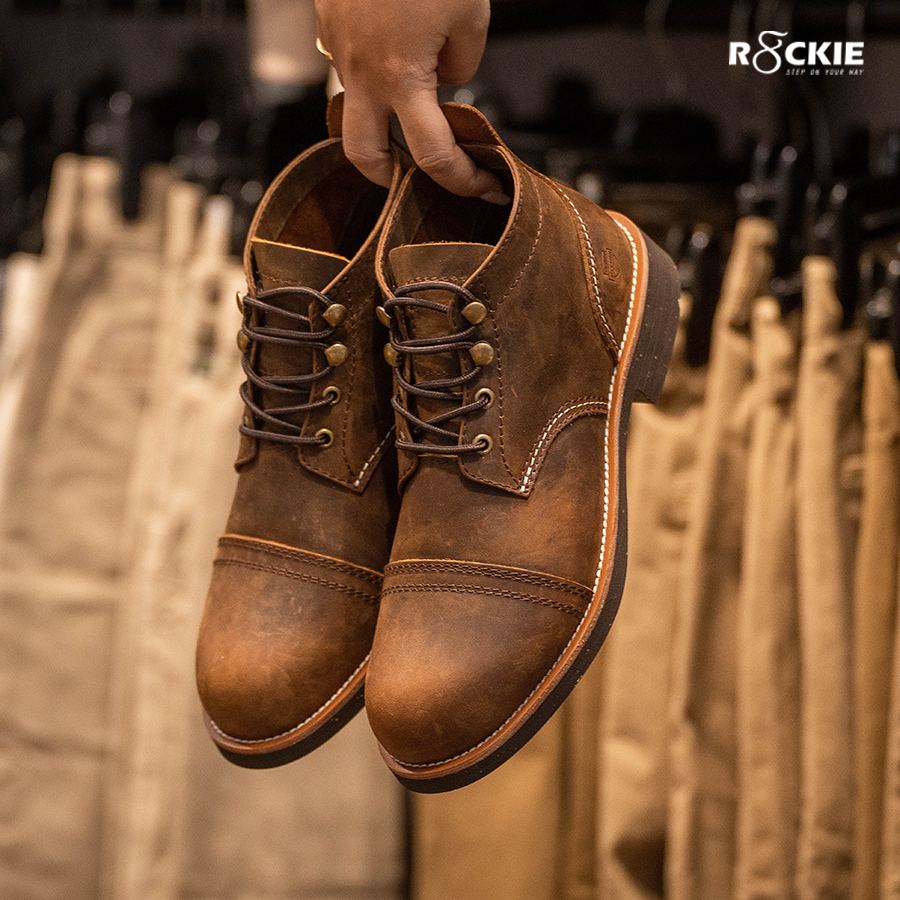 Giày boots da sáp có "chất" riêng: bụi bặm và cá tính