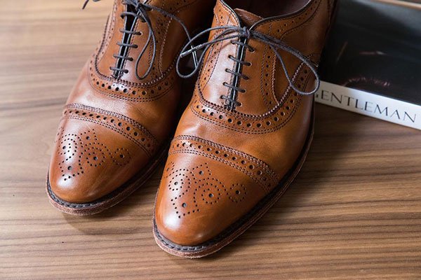 Giày Oxford Wingtip có thiết kế đục lỗ cổ điển