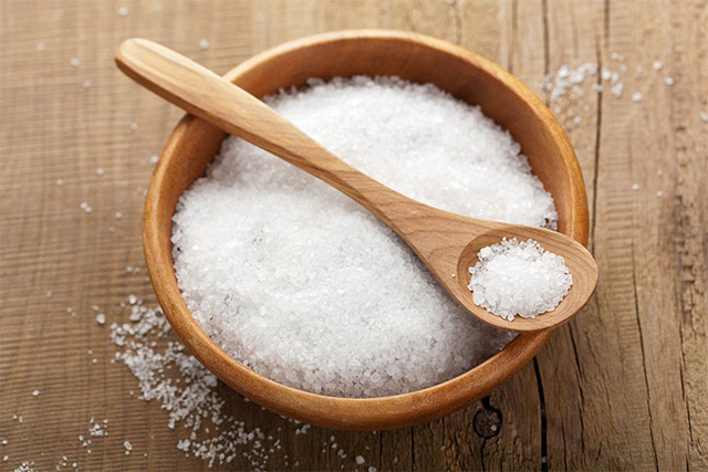 Dùng muối để khử mùi hôi giày hiệu quả