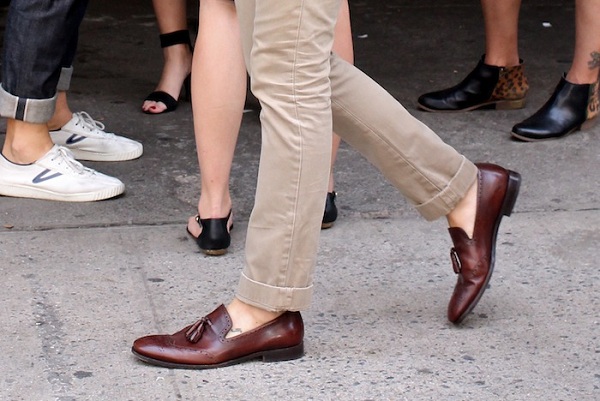 Quần kaki đi với giày lười - lịch thiệp, thoải mái