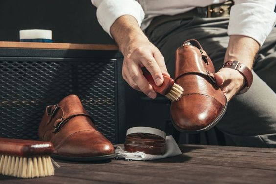 Cách vệ sinh giày tây bên trong luôn sạch sẽ và thơm tho