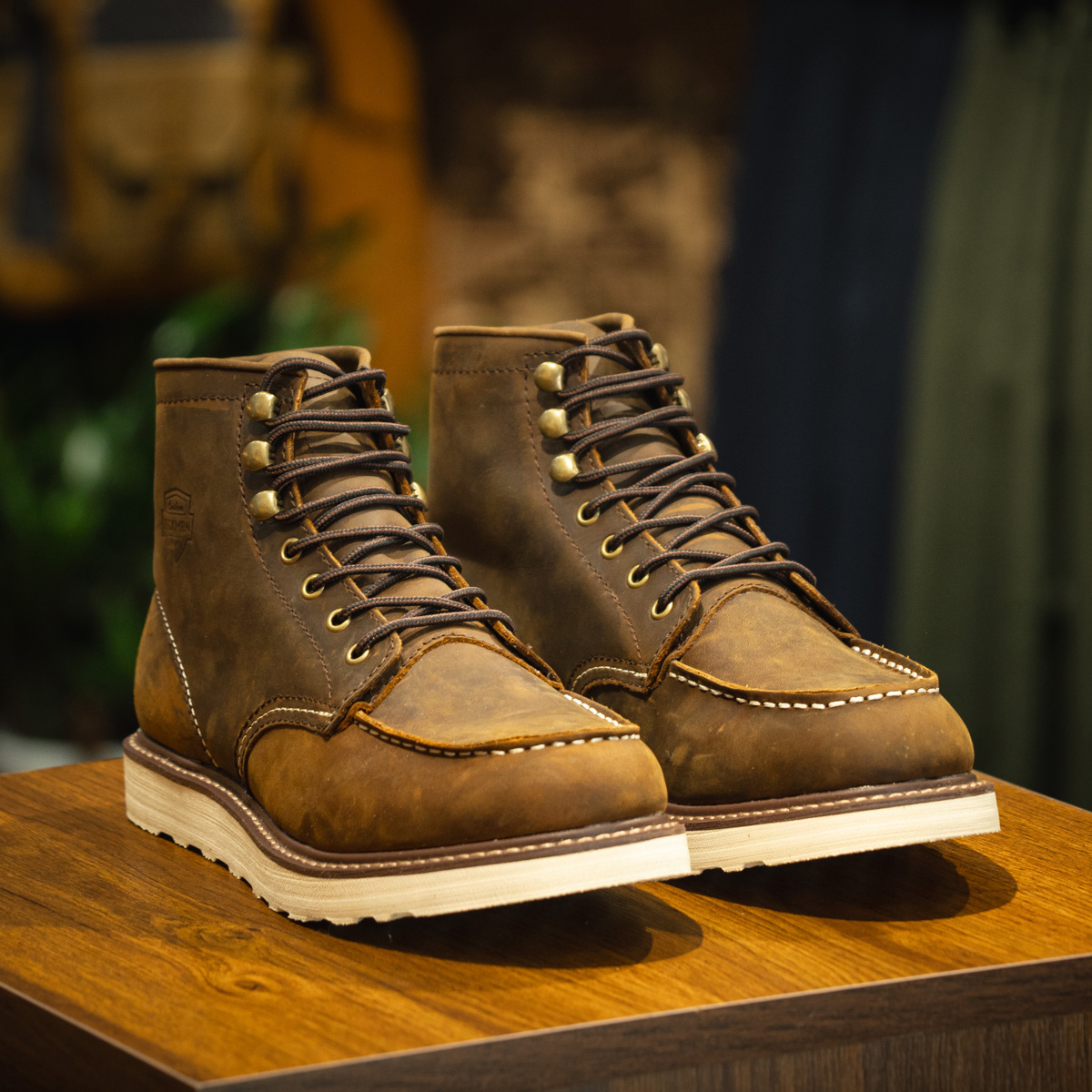 Mẫu boots da sáp đem lại vẻ bụi bặm và cá tính cho người mang
